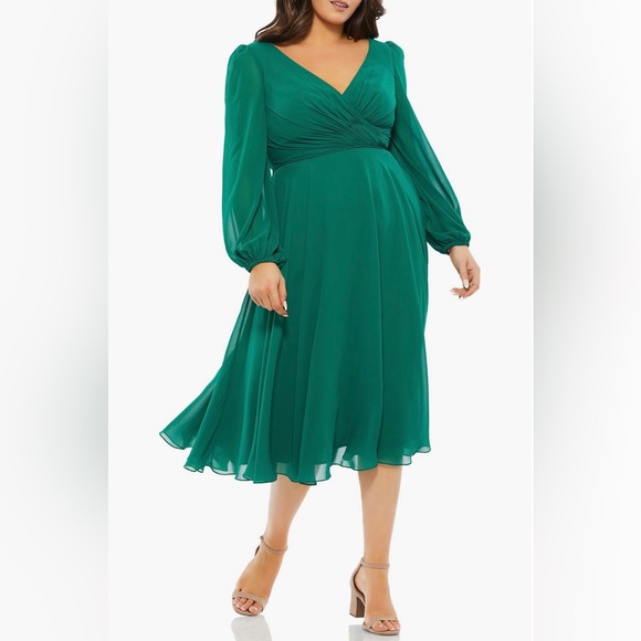 Mac Duggal Dresses & Skirts - Mac Duggal Long Sleeve Chiffon Dress brand new with tag Color: Emerald size 14W